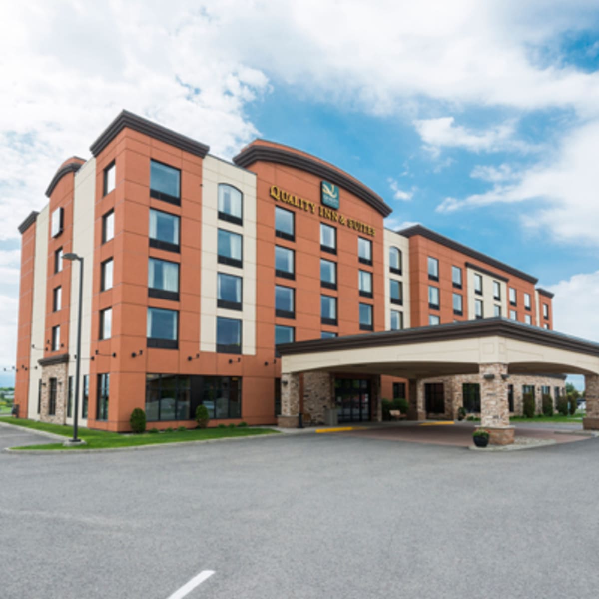 quality_inn__suites_levis_1