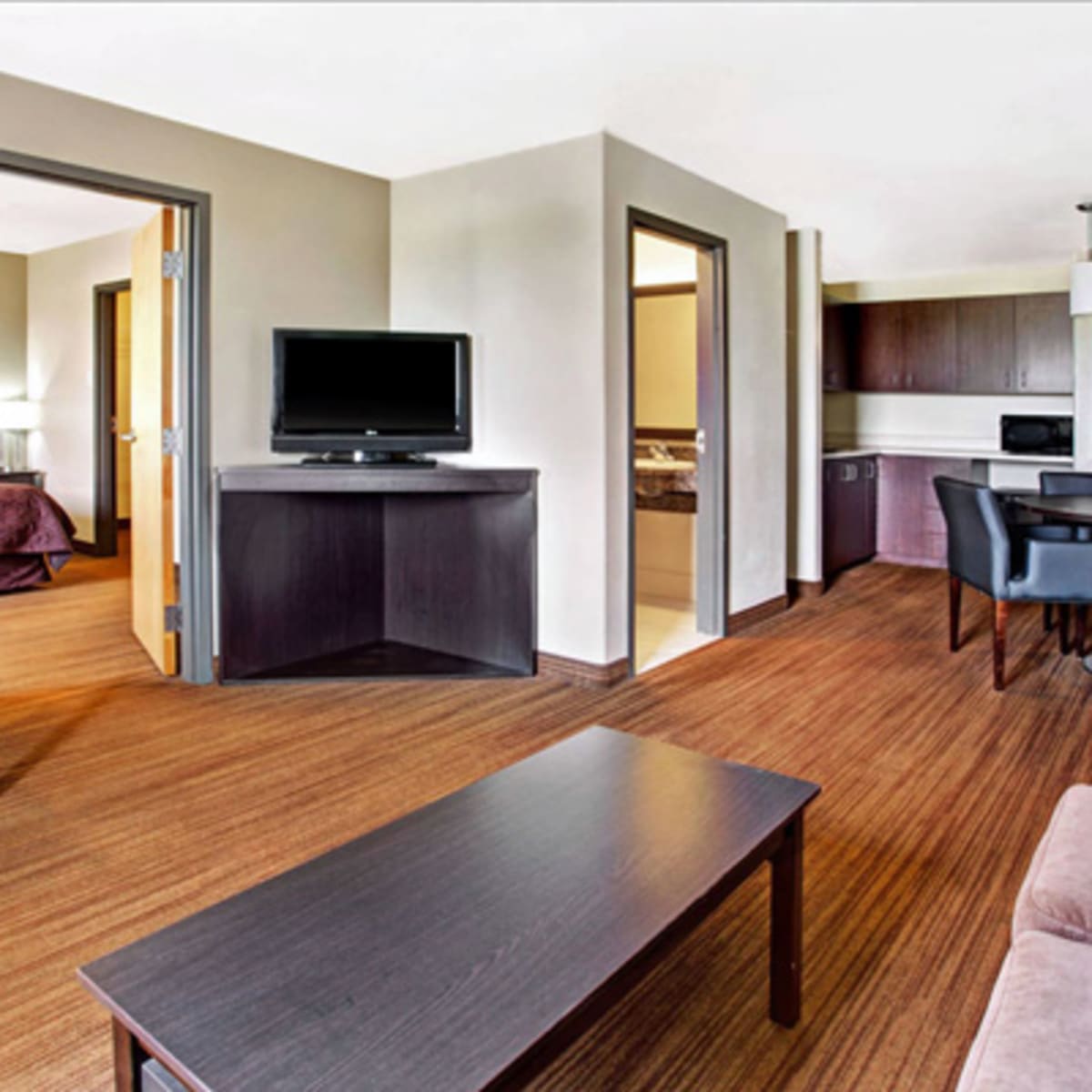 super_8_hotel_lachenaie_3