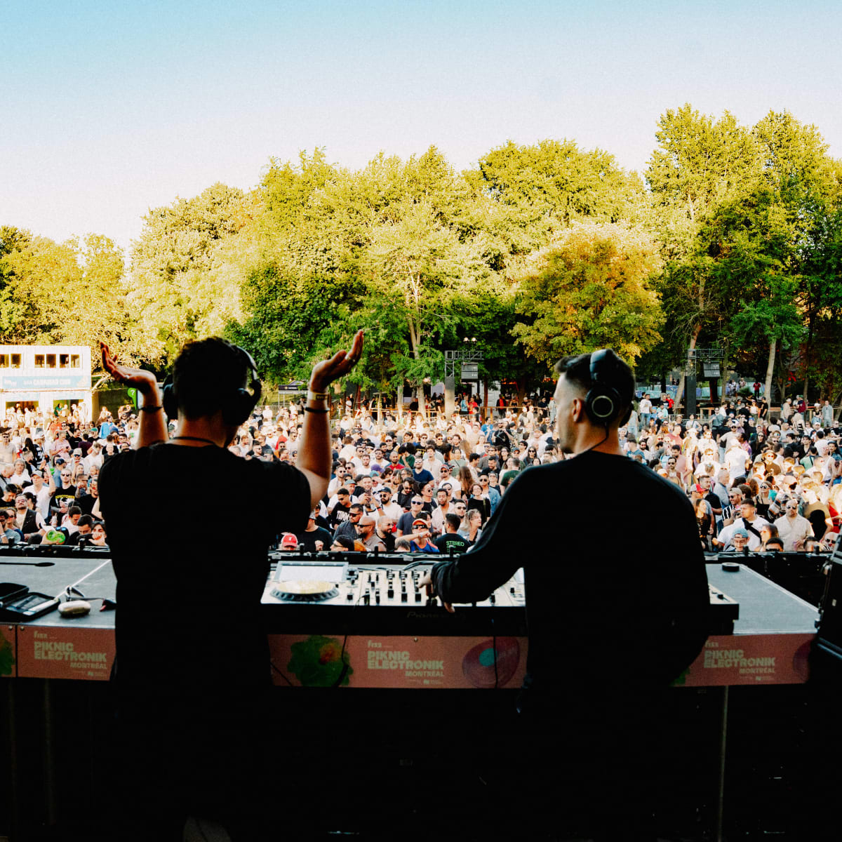 2 DJ sur la scène devant la foule.