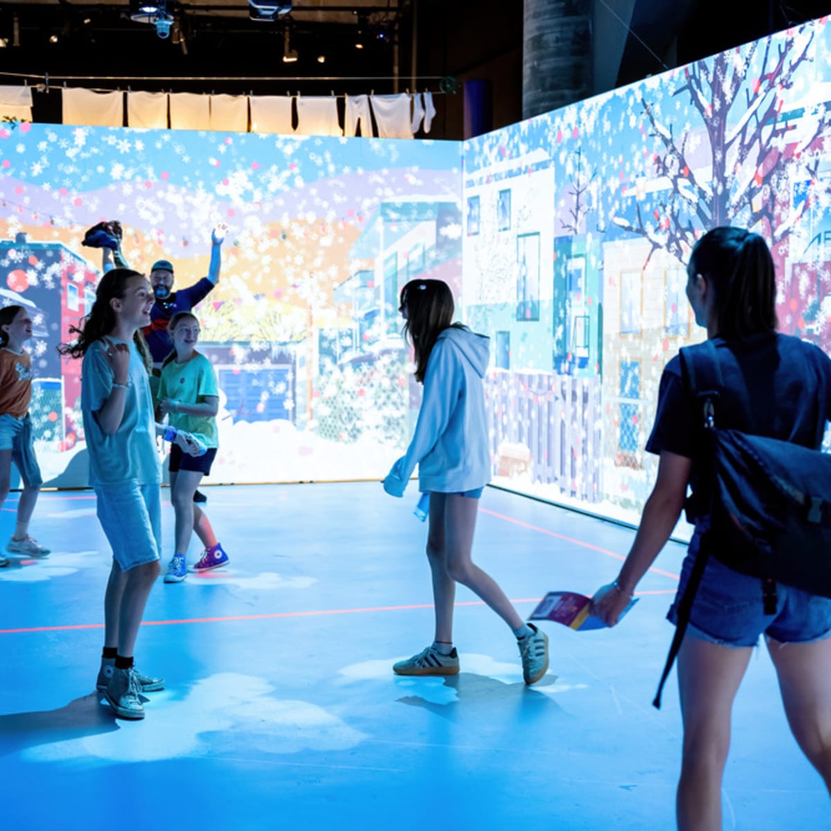 Enfants et ados dans une salle interactive. 