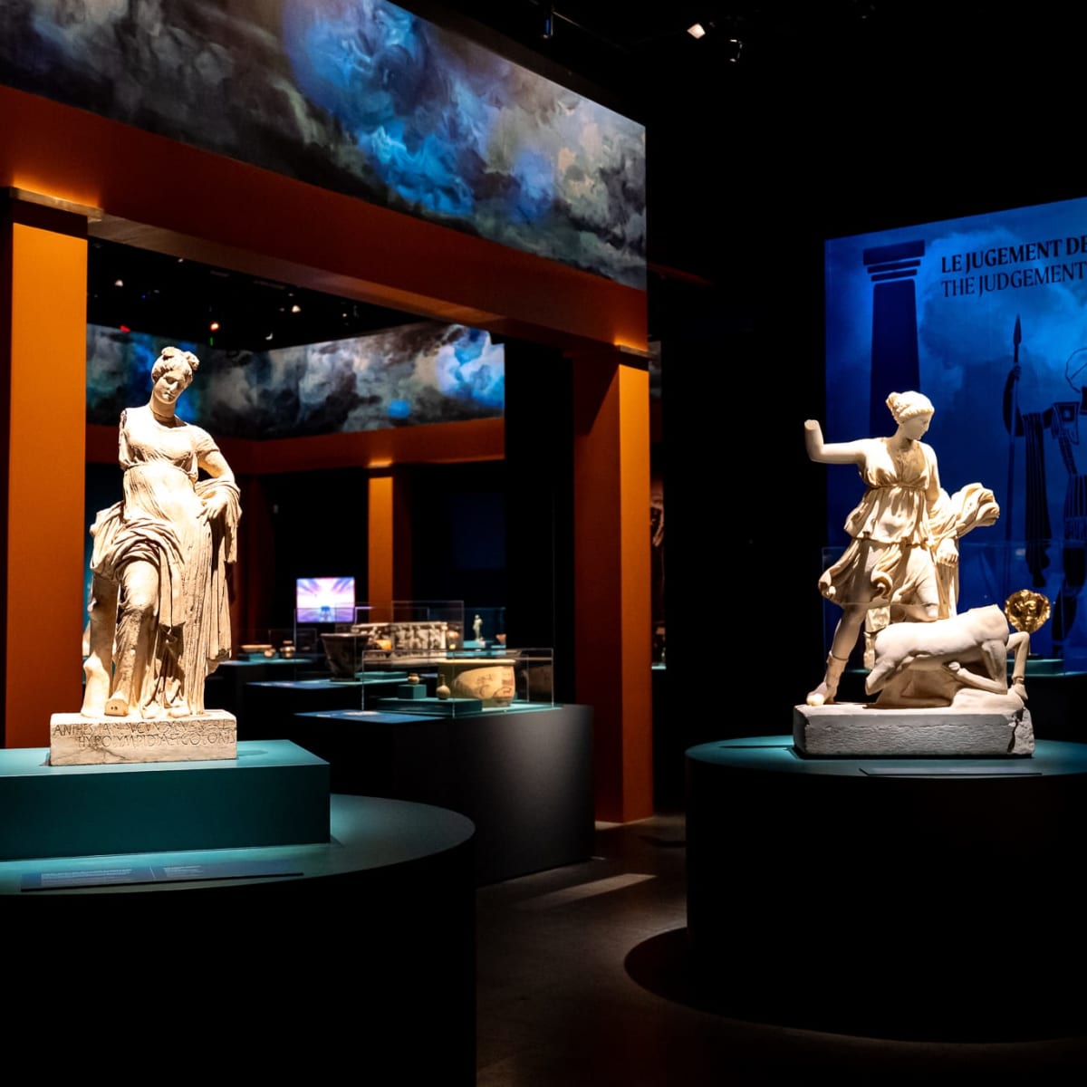 Statues de l'exposition Grèce à Pointe-à-Callière.