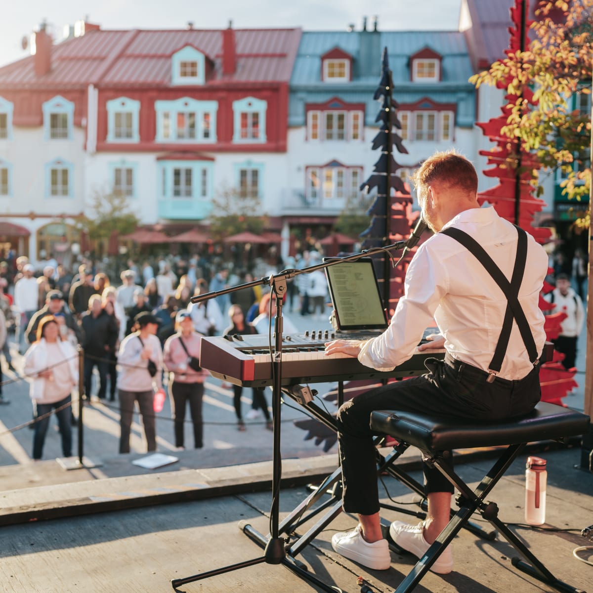 Spectacle de musique en plein air dans le village piétonnier à Mont-Tremblant.