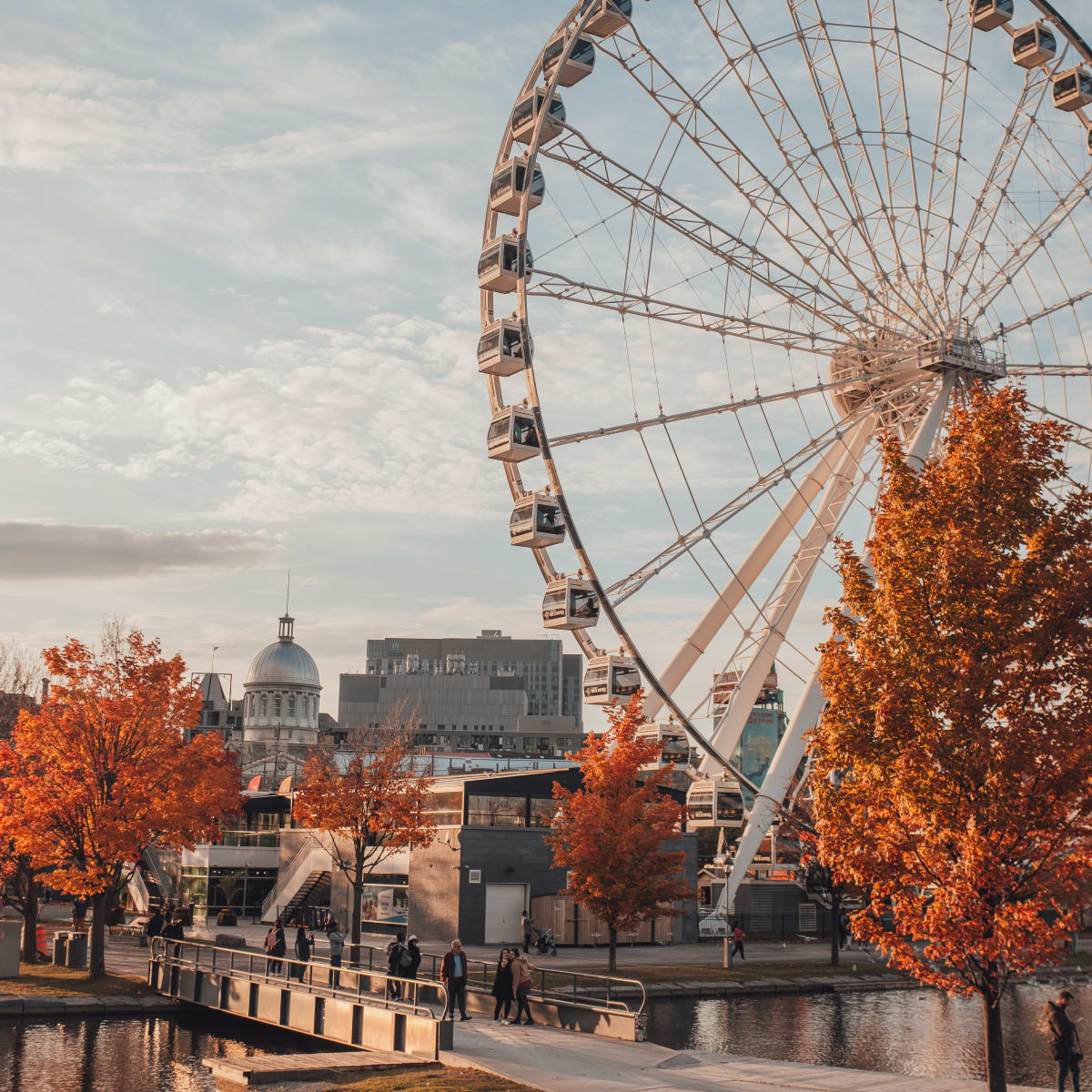 Grande roue et Vieux-Port de Montréal à l'automne.