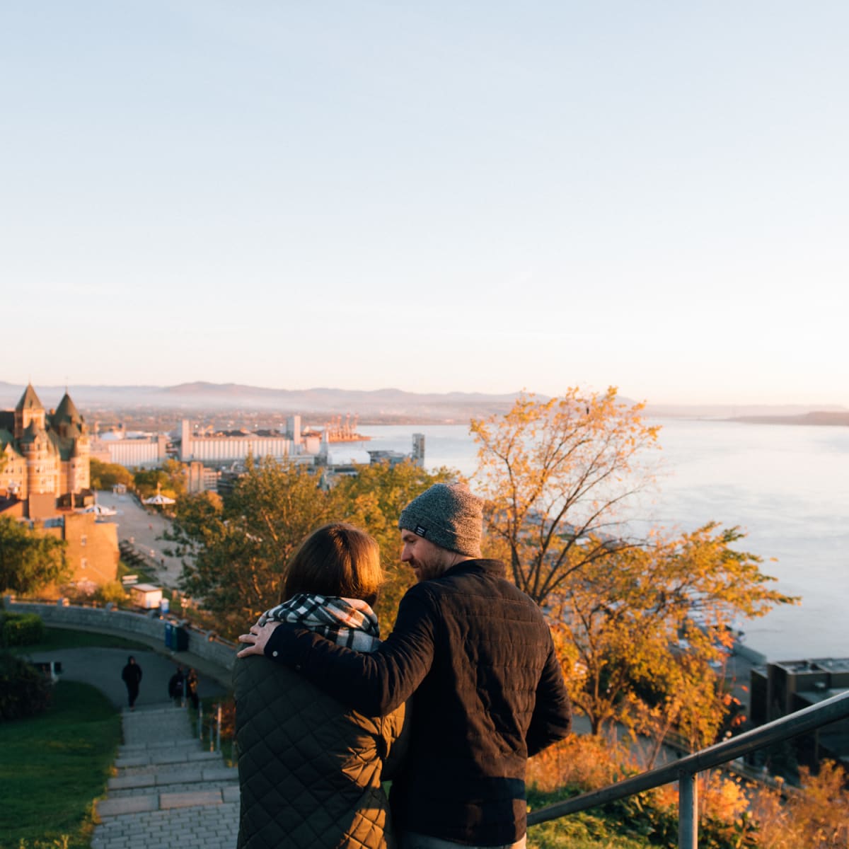 Couple à Québec l'automne au bord de la rivière.