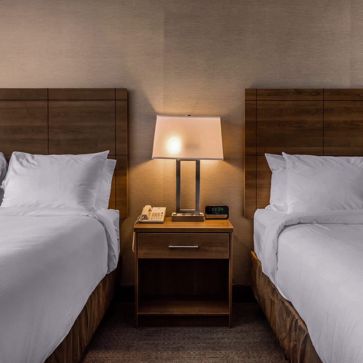 Quality Hotel Dorval Aéroport - Deux lits séparés par une table de chevet