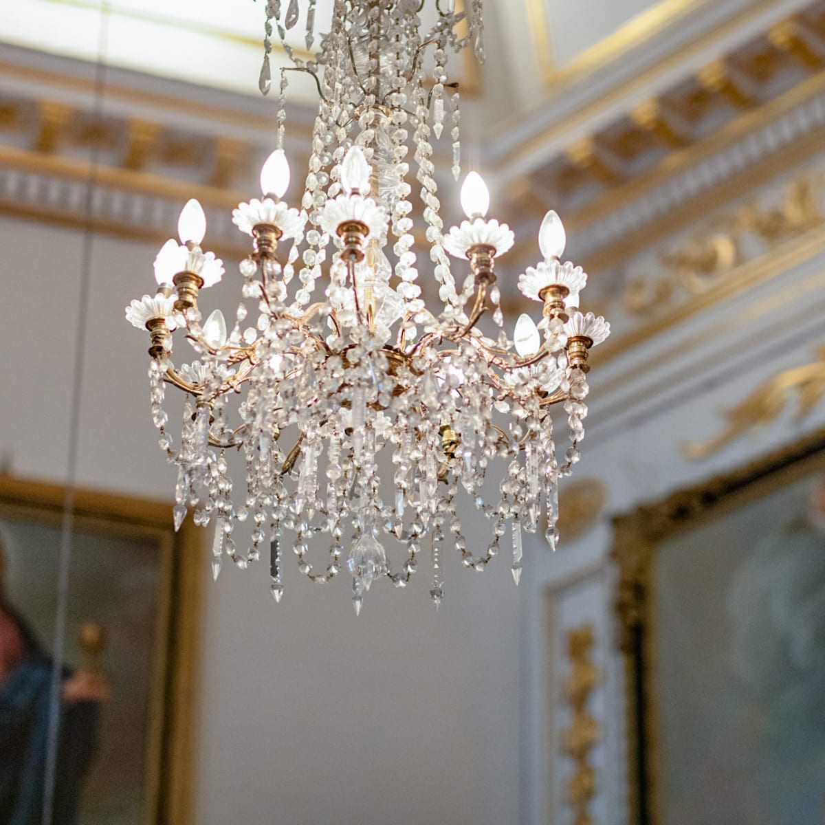 Lustre illuminé au plafond. 
