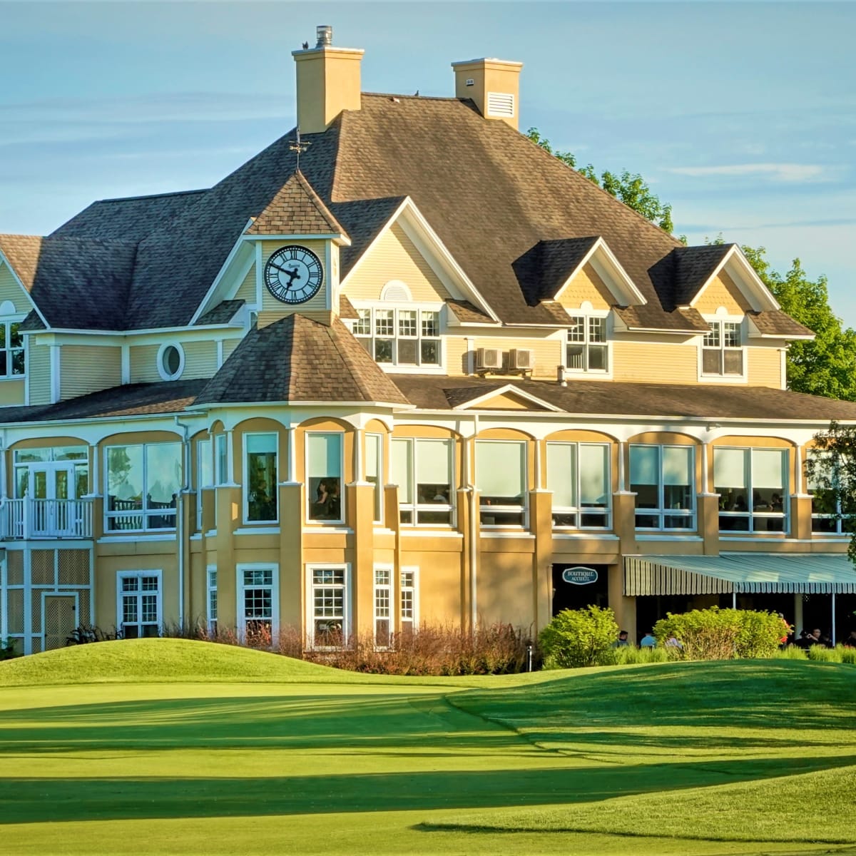Club house du Golf Royal Bromont.
