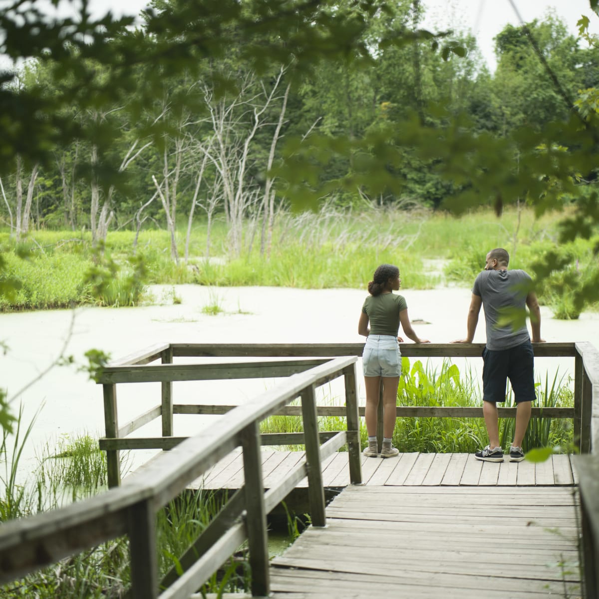 Couple en randonnée sur l'île Saint-Bernard, en Montérégie.