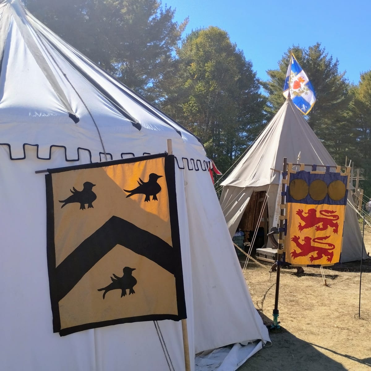 Tentes médiévales et armoiries. 