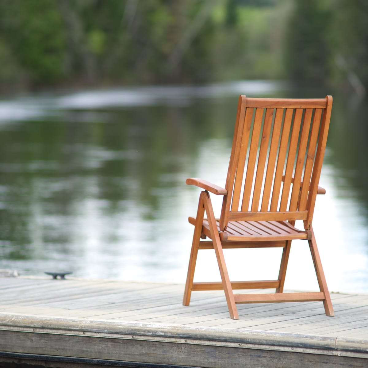 Chaise de patio sur un quai au bord de l'eau.