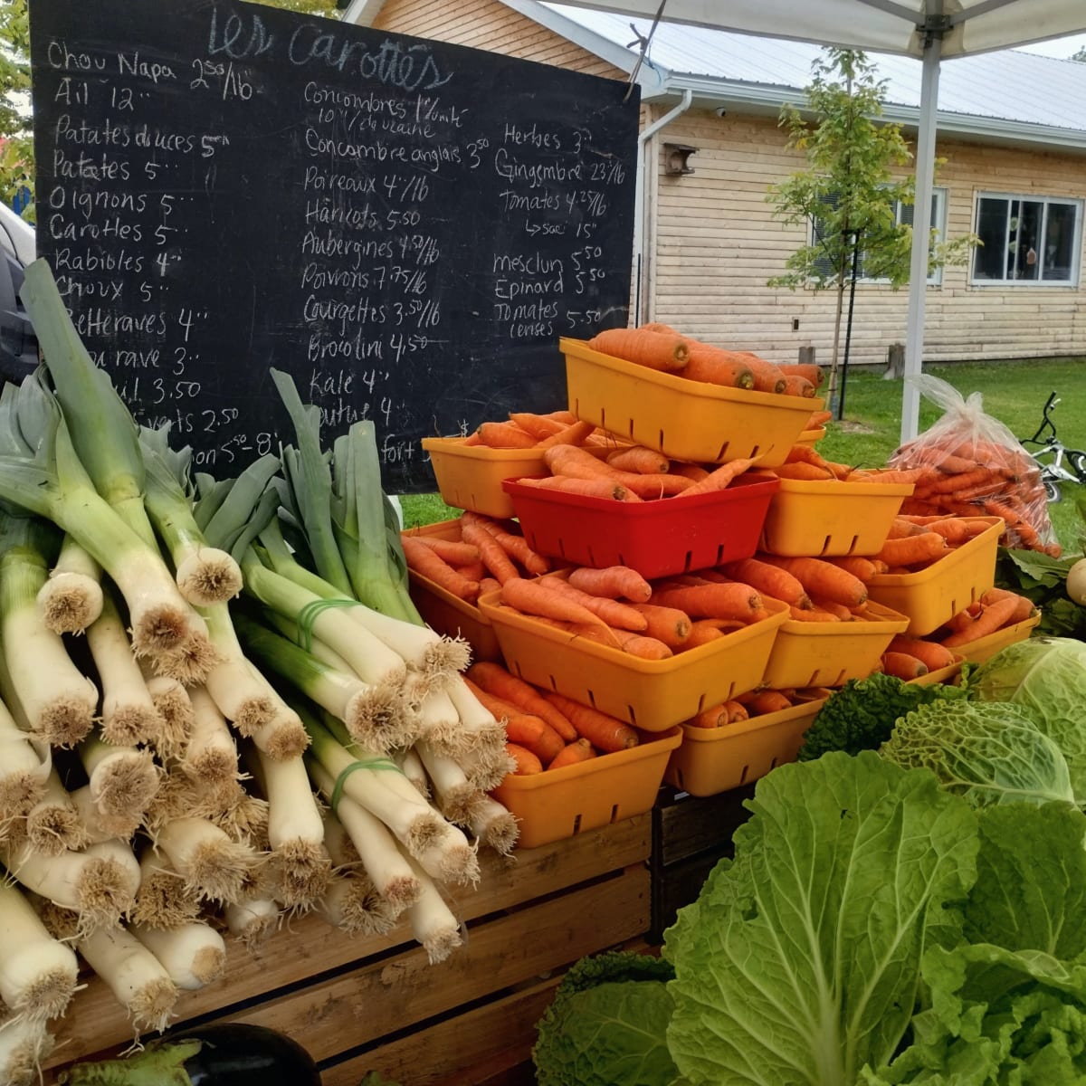 Kiosque de légumes dans un marché fermier. 