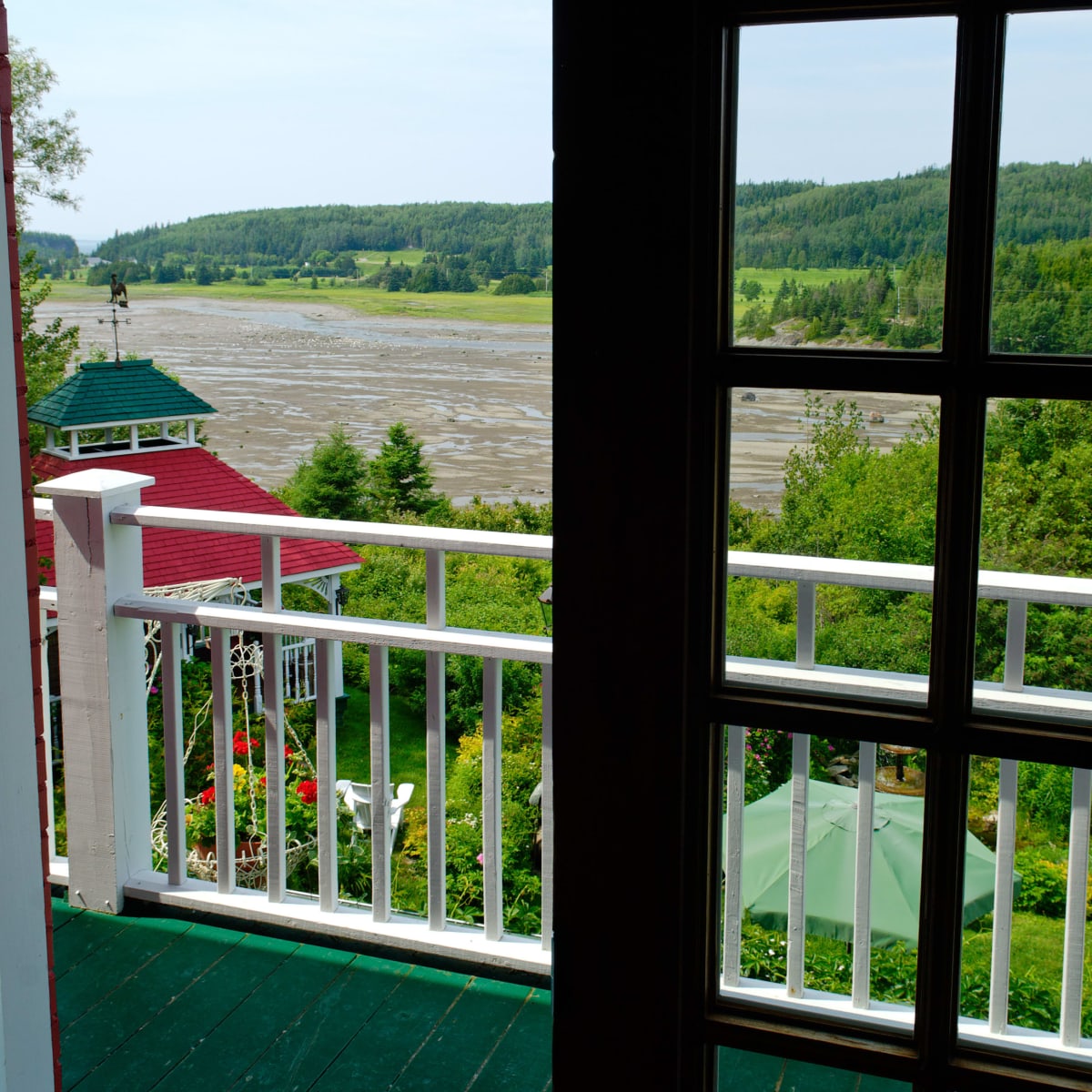 Fenêtre à carreau ouvert par temps gris en été sur le bord du fleuve.