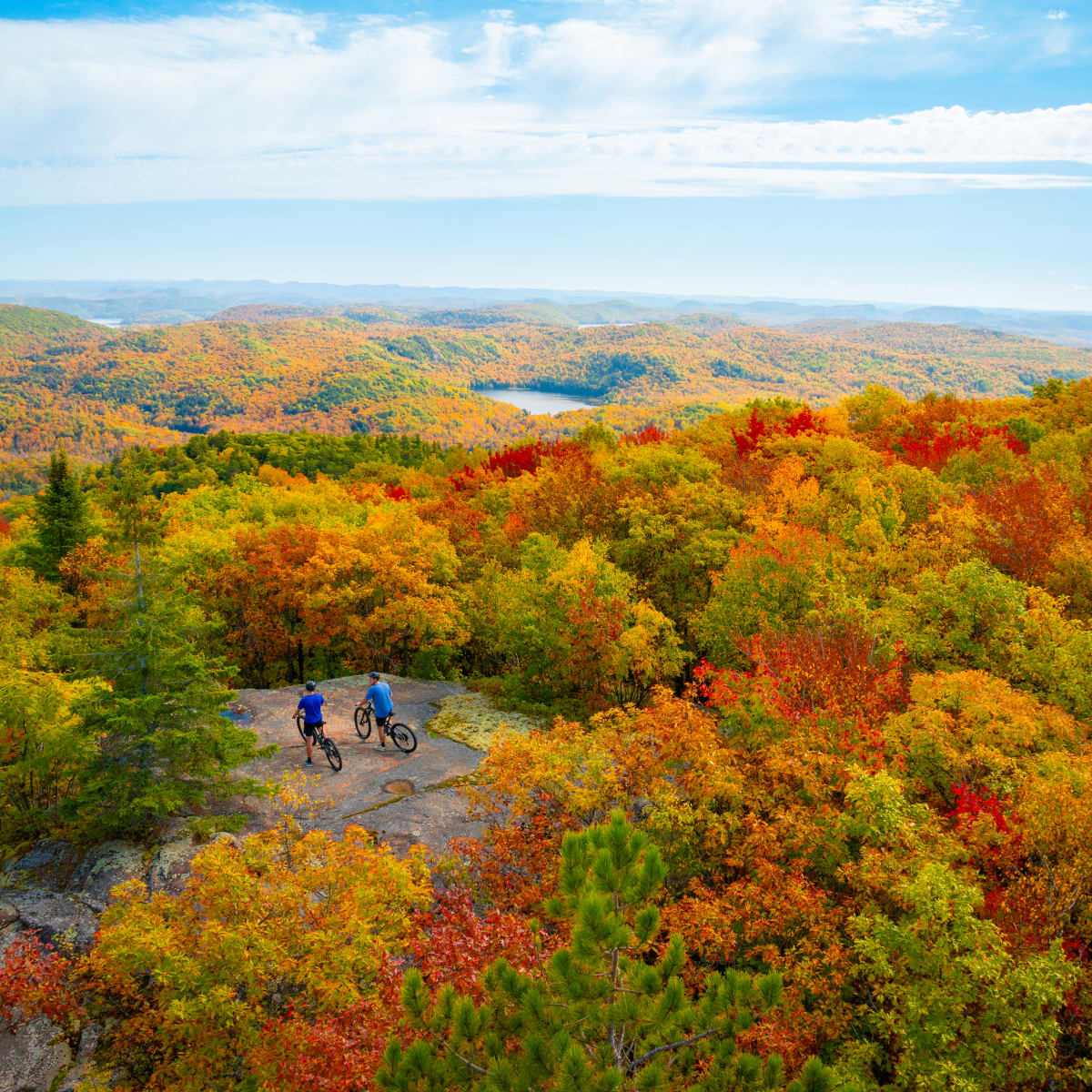 Couple à vélo en automne dans Outaouais.