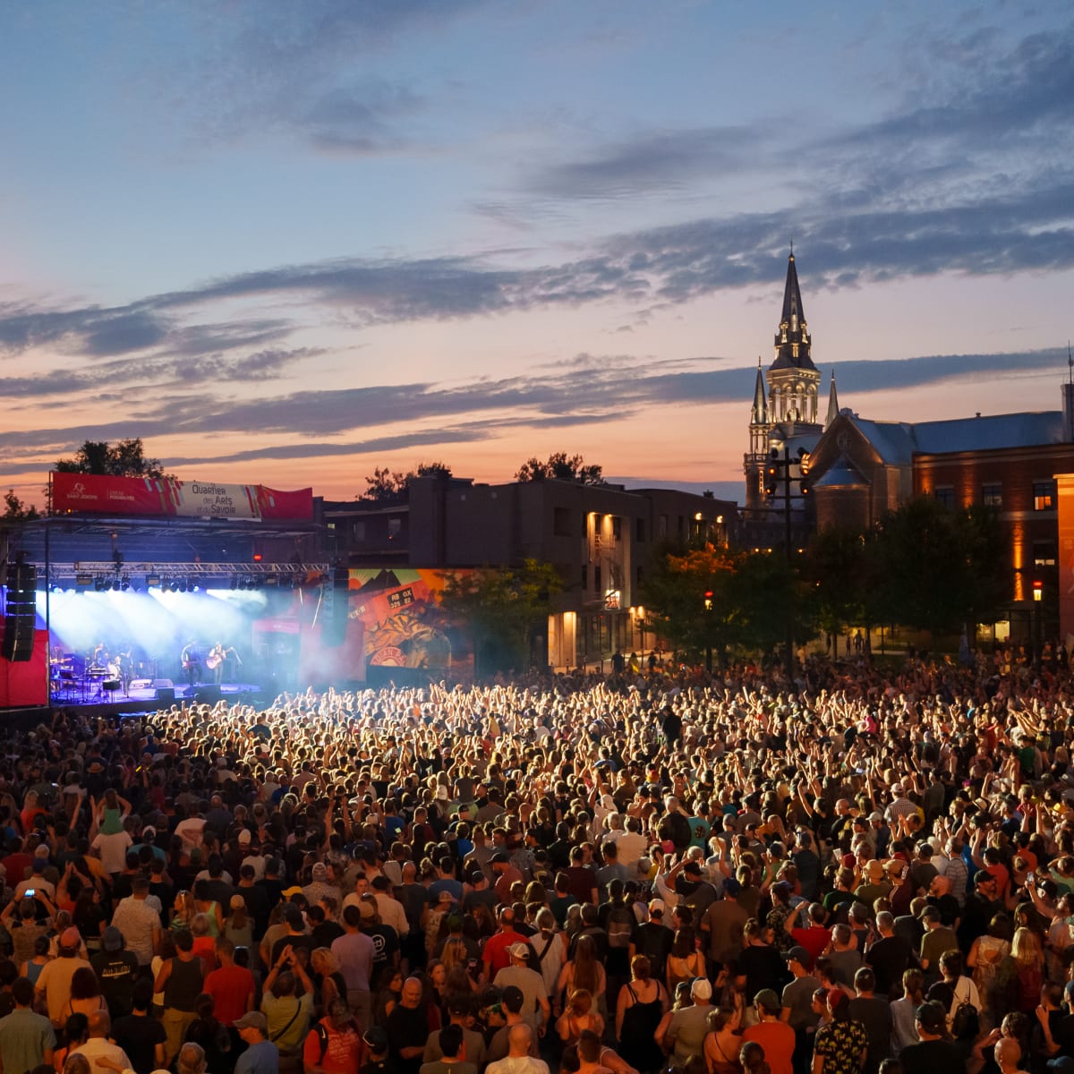 Foule et spectacle à Saint-Jérôme.