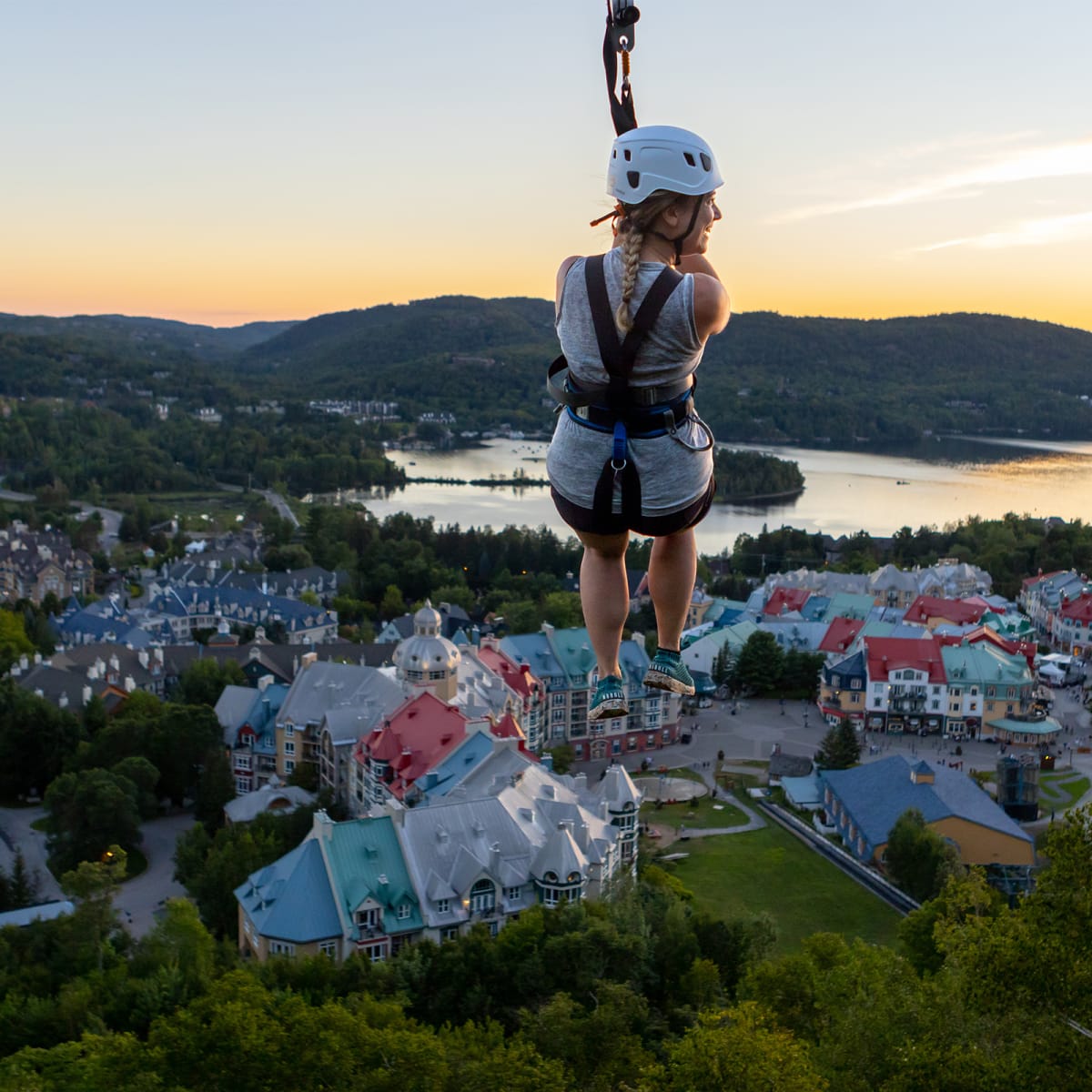 Quoi faire pour planifier votre été - Femme sur une tyrolienne à Tremblant.