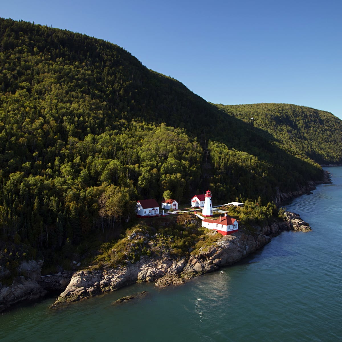 Phare au bord de la rivière dans Charlevoix.