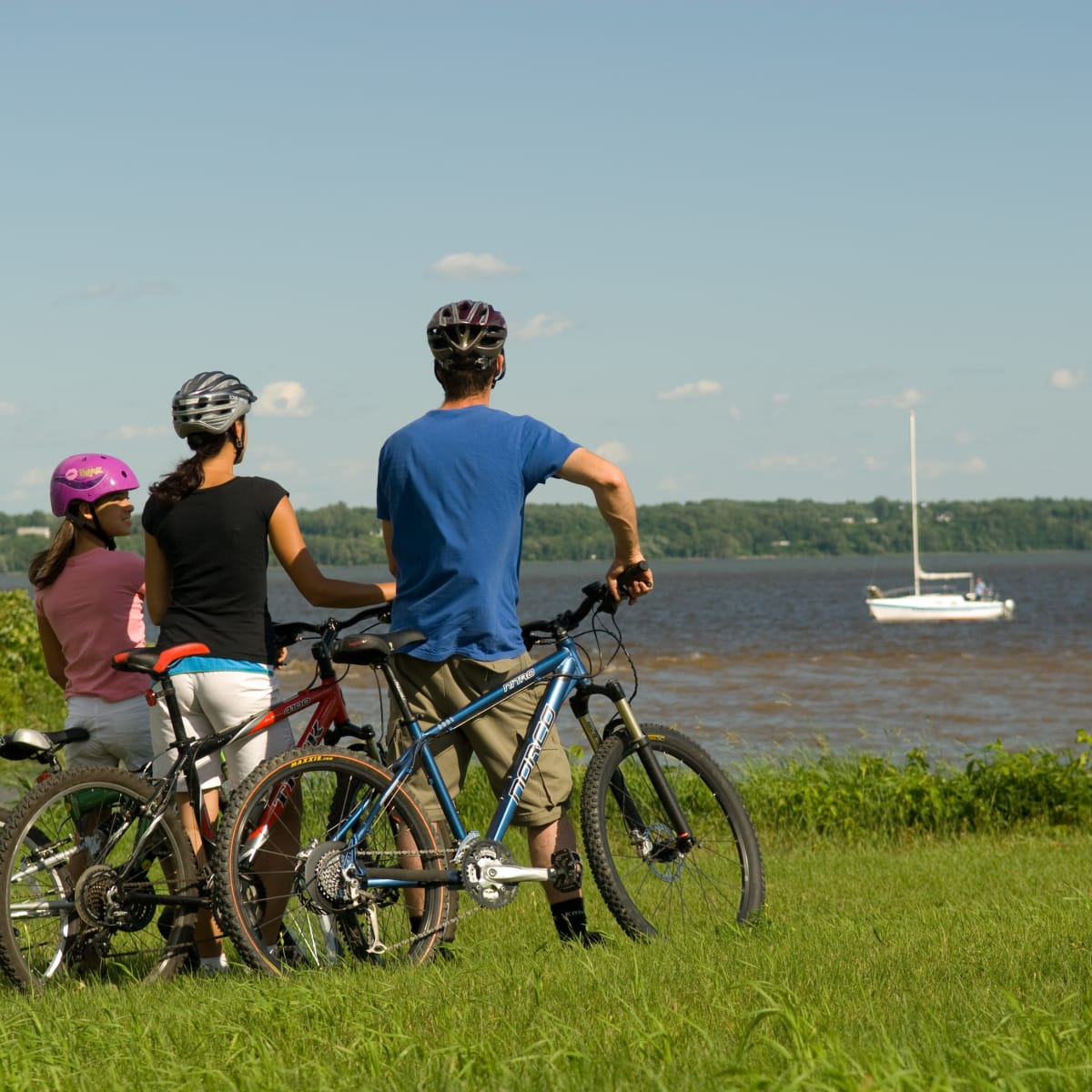 Family on bikes in Mauricie.