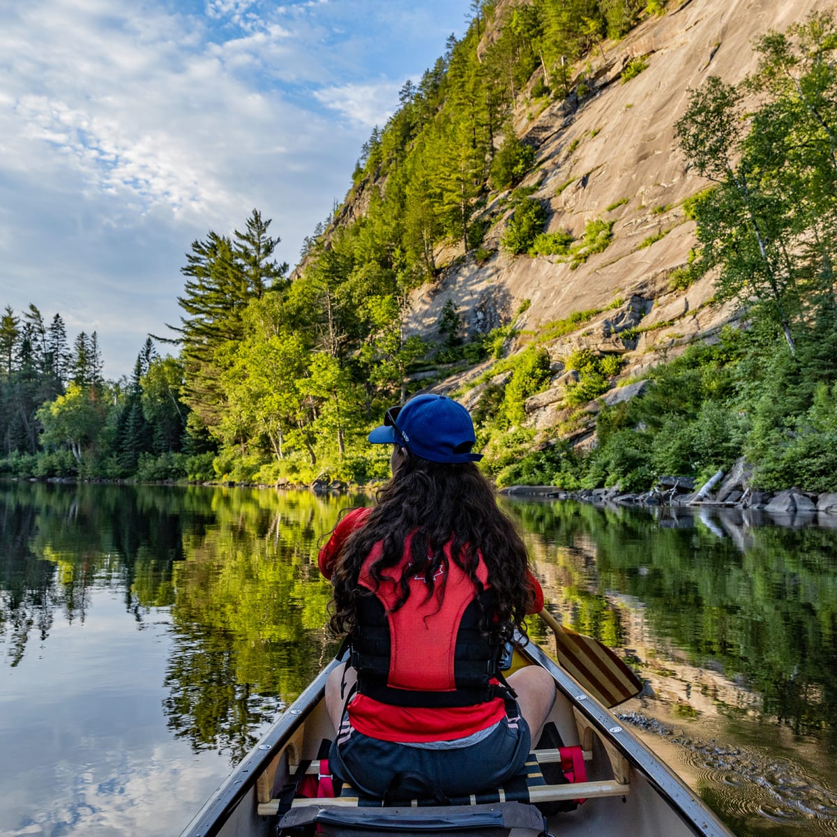 Young woman on a canoe in Abitibi-Témiscamingue.