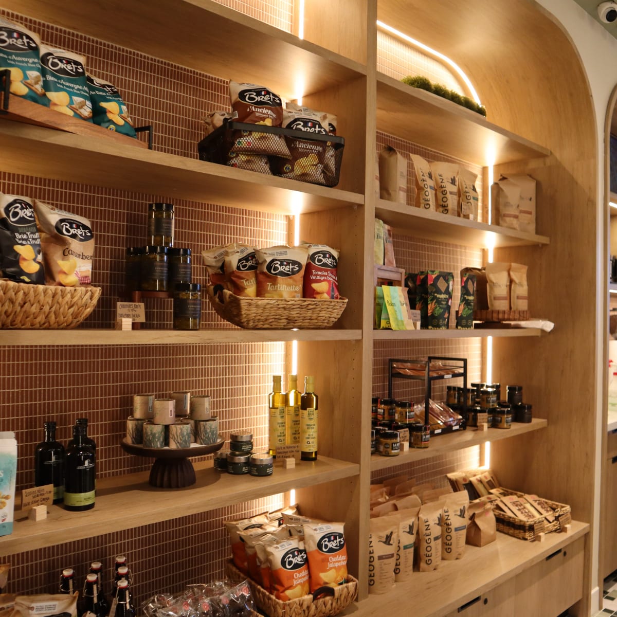 Étagère de produits à l'épicerie fine de Ratatouille.
