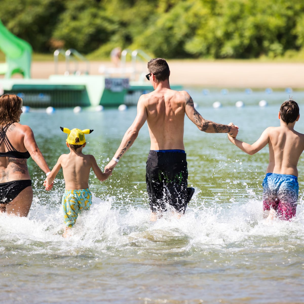 Famille dans l'eau à la plage de RécréoParc.