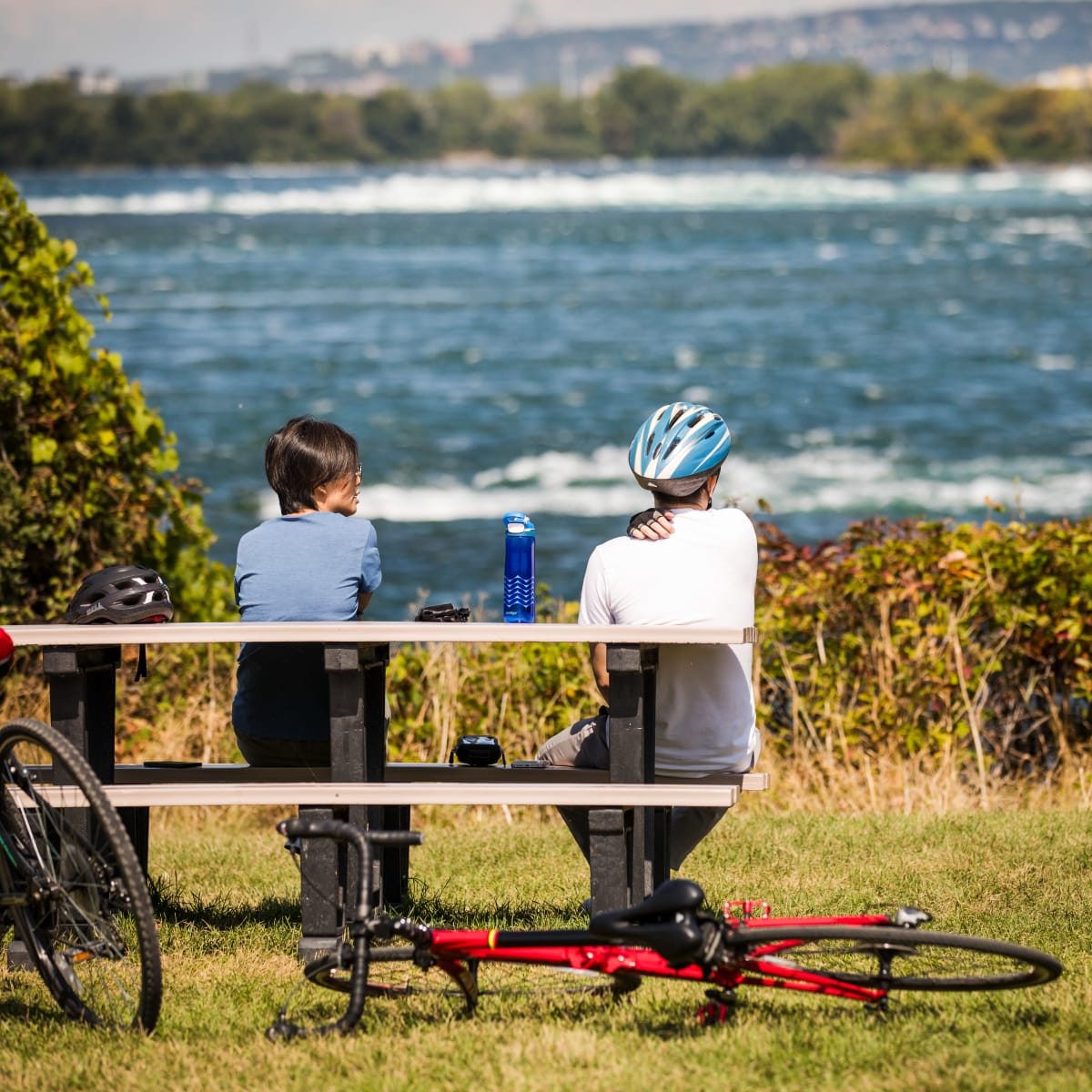 Deux personnes et leurs vélos à RécréoParc.
