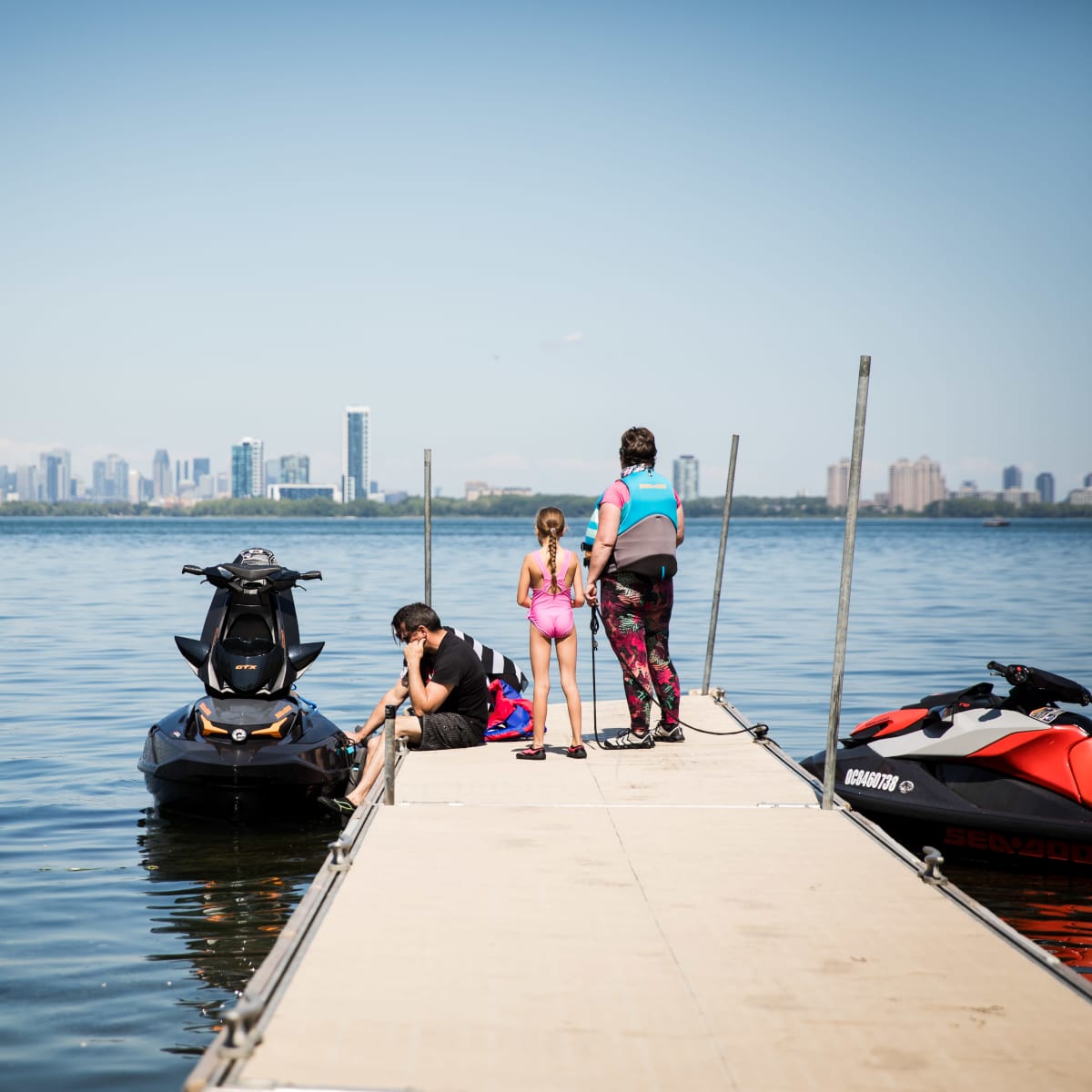 Famille sur un quai au RécréoParc.