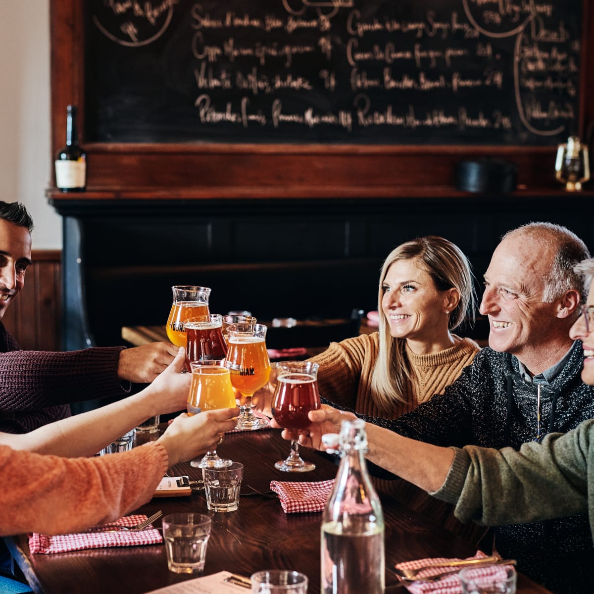 6 personnes autour d'une table dans une microbrasserie de Brome-Missisquoi.