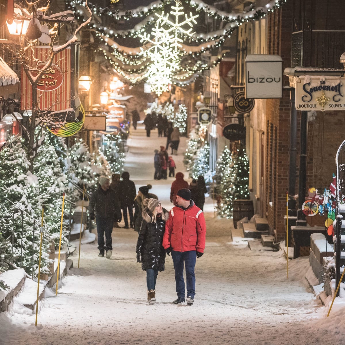 Couple dans le Petit-Champlain en hiver - Destination Québec cité.