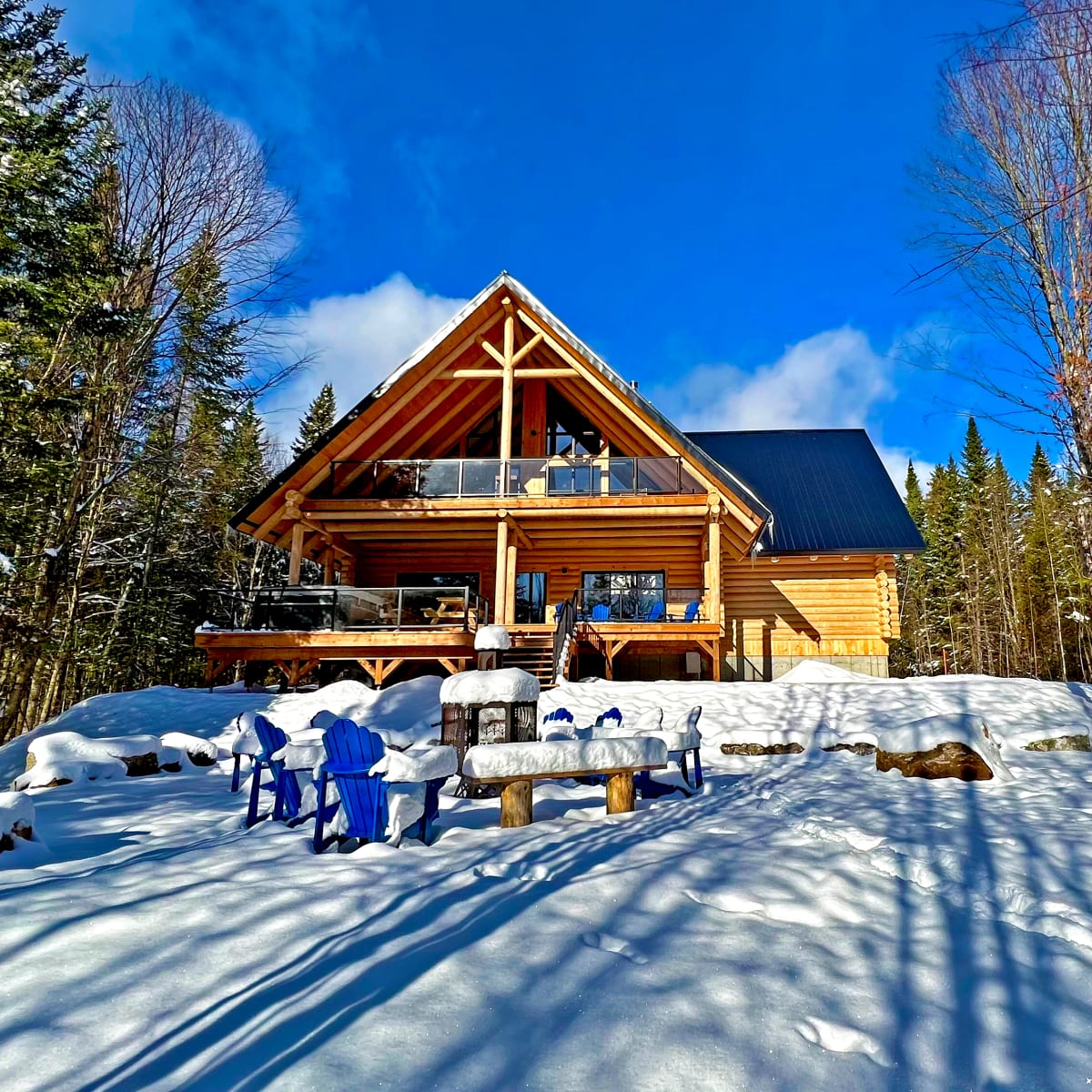 Devanture d’un chalet en bois de deux étages