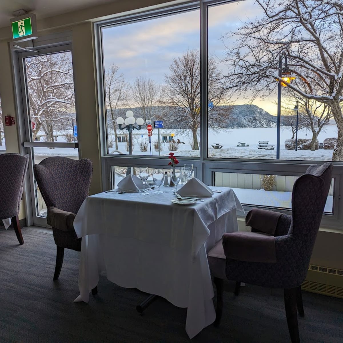 Salle à manger de restaurant avec vue sur la rivière Saguenay.