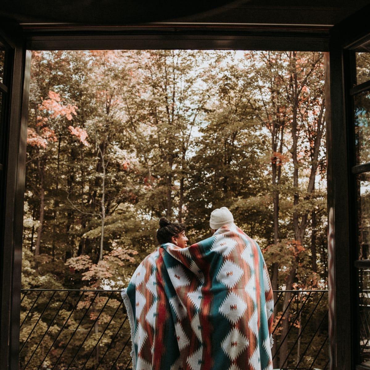 Couple devant la forêt en fin d’automne.