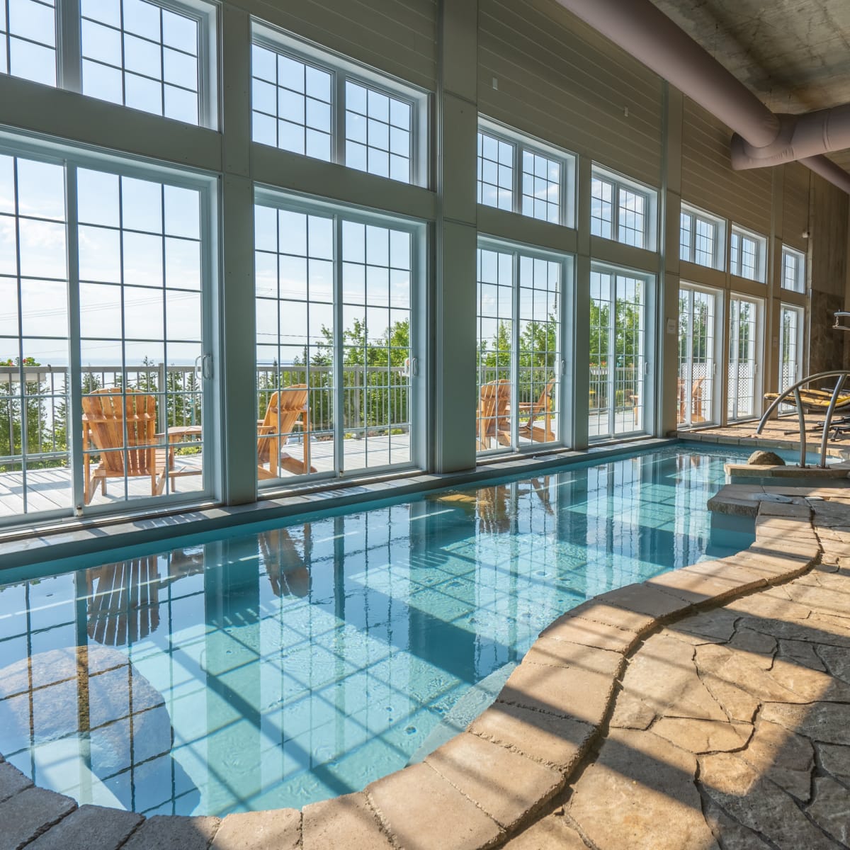 Piscine du Spa O'Quartz avec vue sur le fleuve St-Laurent.