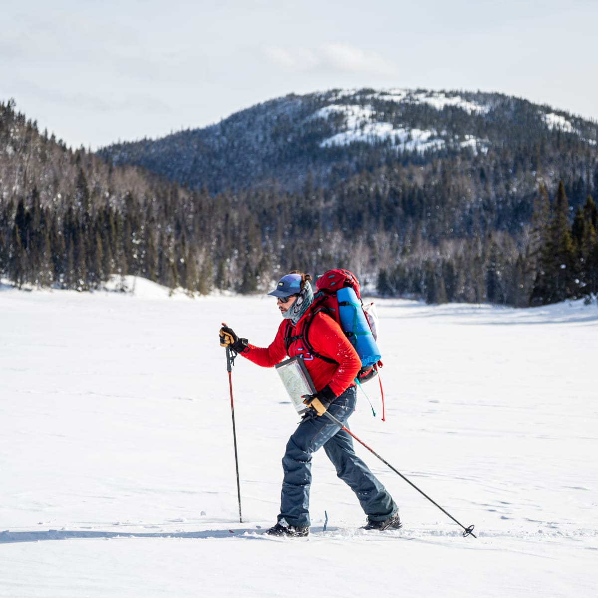 Skieur hors-piste sur le fjord du Saguenay gelé.