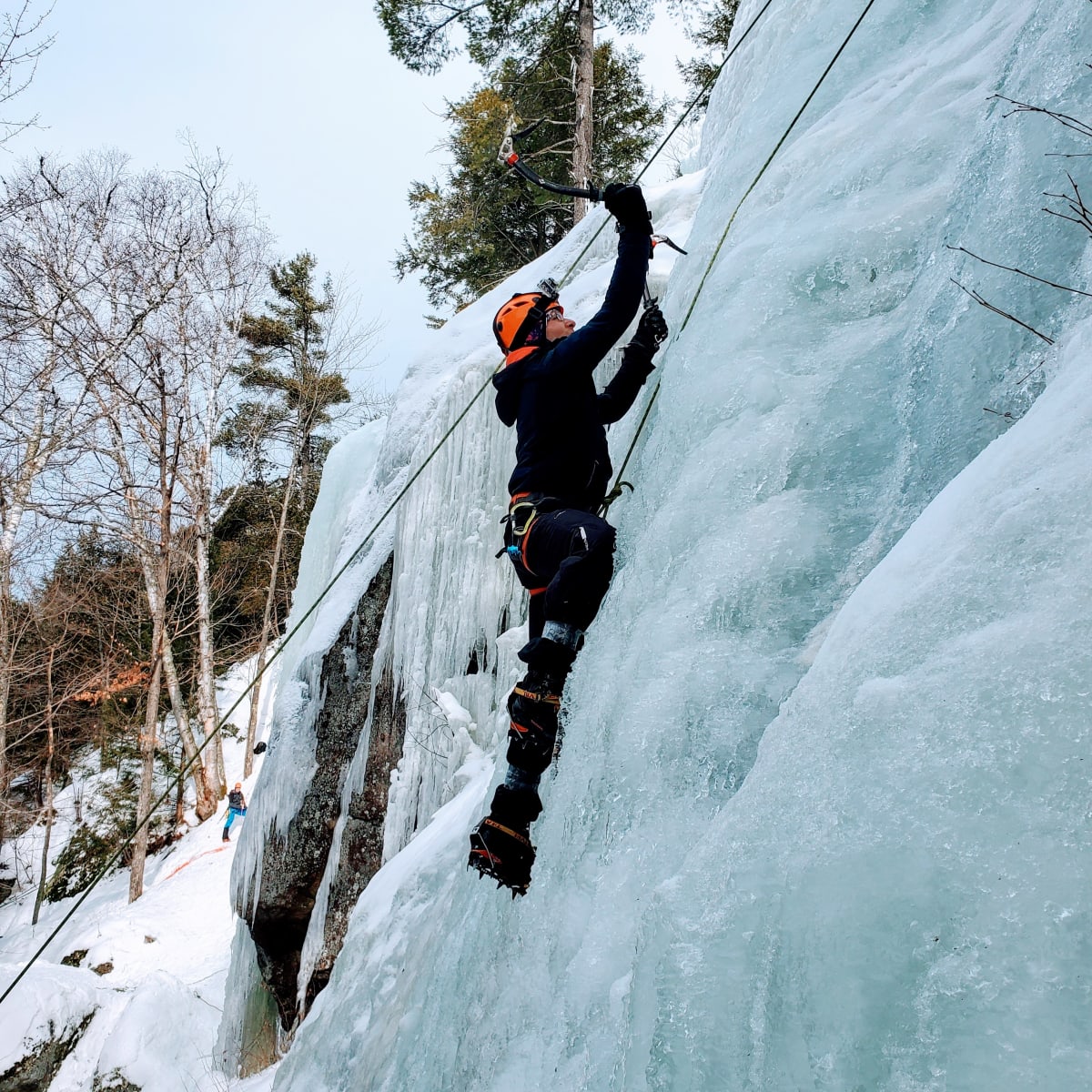 Grimpeuse sur une paroi de glace.