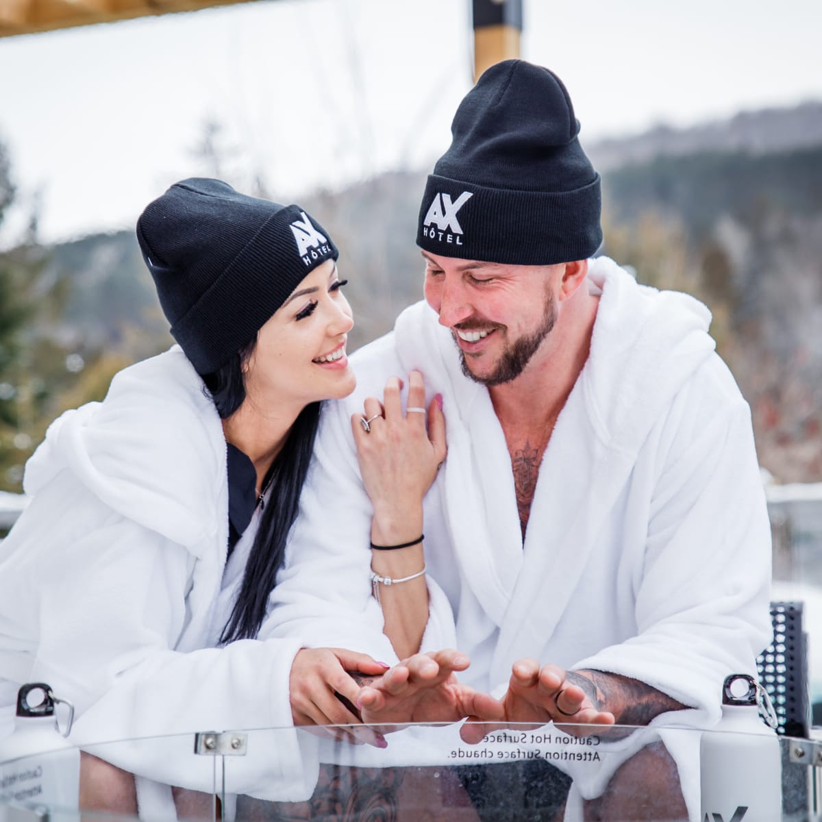 Jeune couple en robes de chambres à l'extérieur au AX Hôtel.