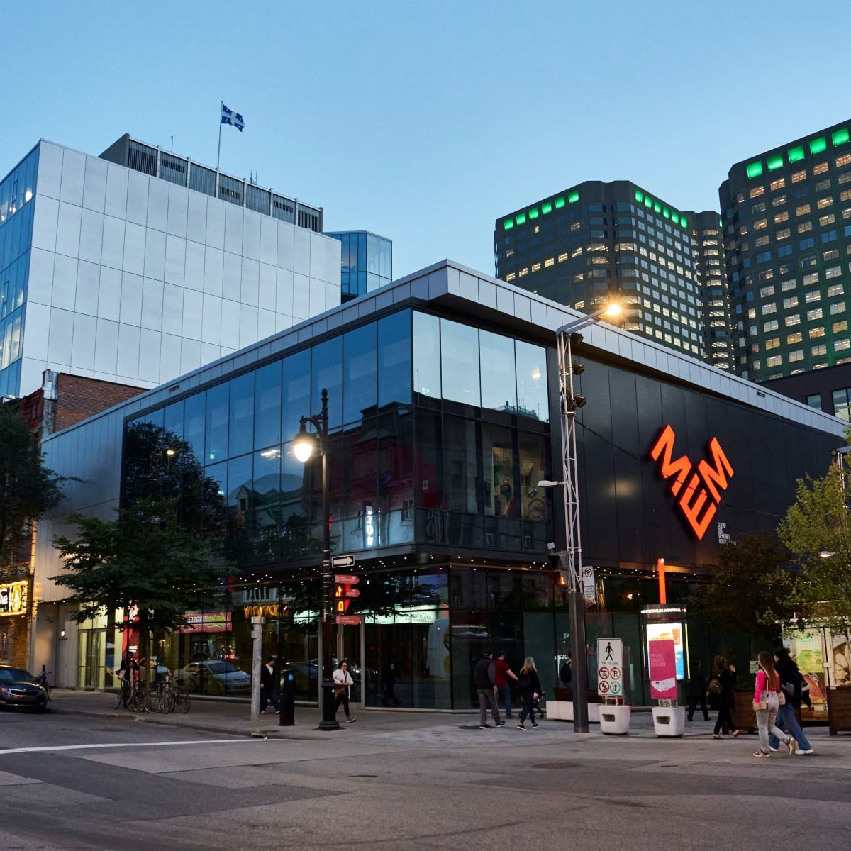 Extérieur du bâtiment du centre des mémoires montréalaises au coin St-Laurent et Ste-Catherine.