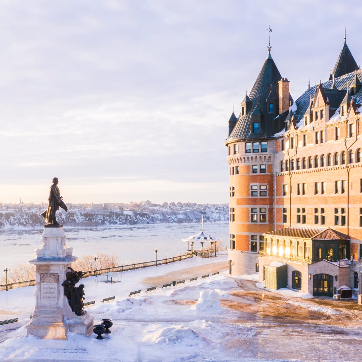 Le Château Frontenac en hiver entouré de glace