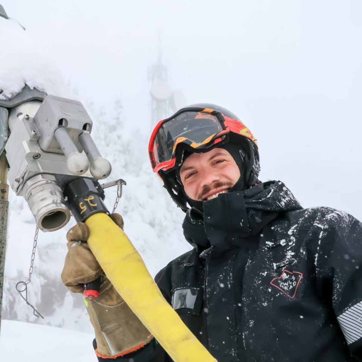 Homme en train de travailler à l'extérieur en hiver.