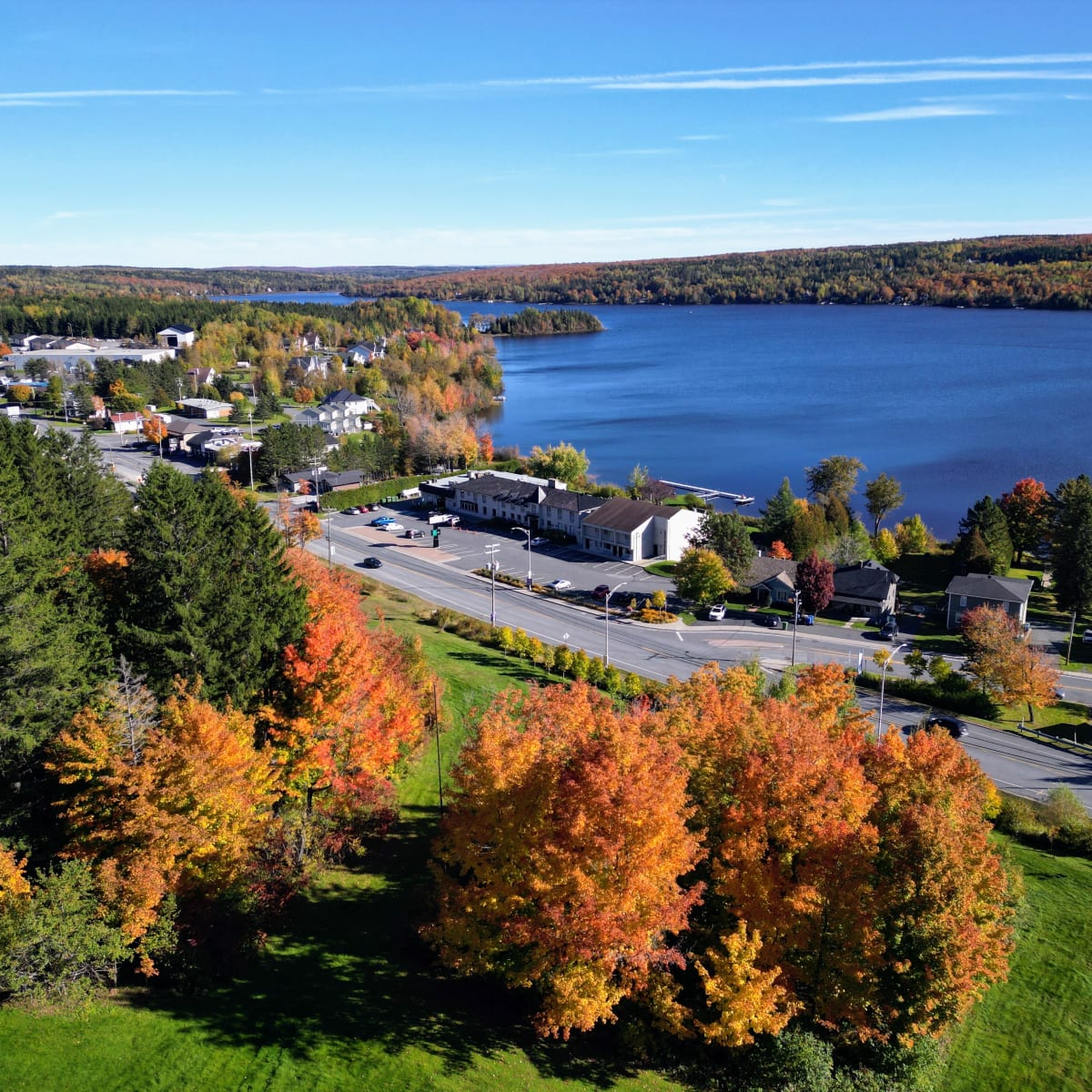 Manoir Lac-Etchemin in the fall with a view of the lake.