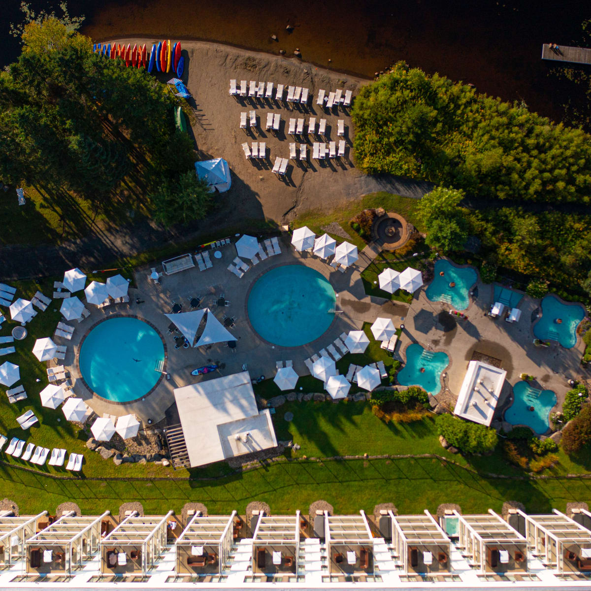 Pools, patio chairs and hot tubs at the Lido thermal.