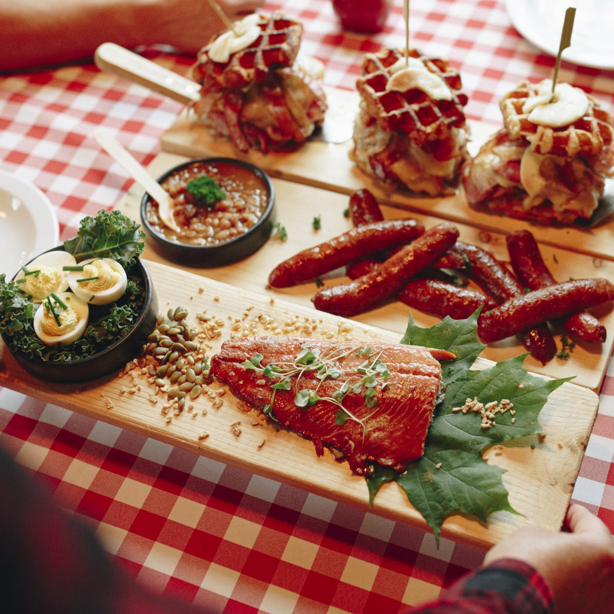 Plateau de nourriture servi sur une table couverte d'une nappe à carreaux.