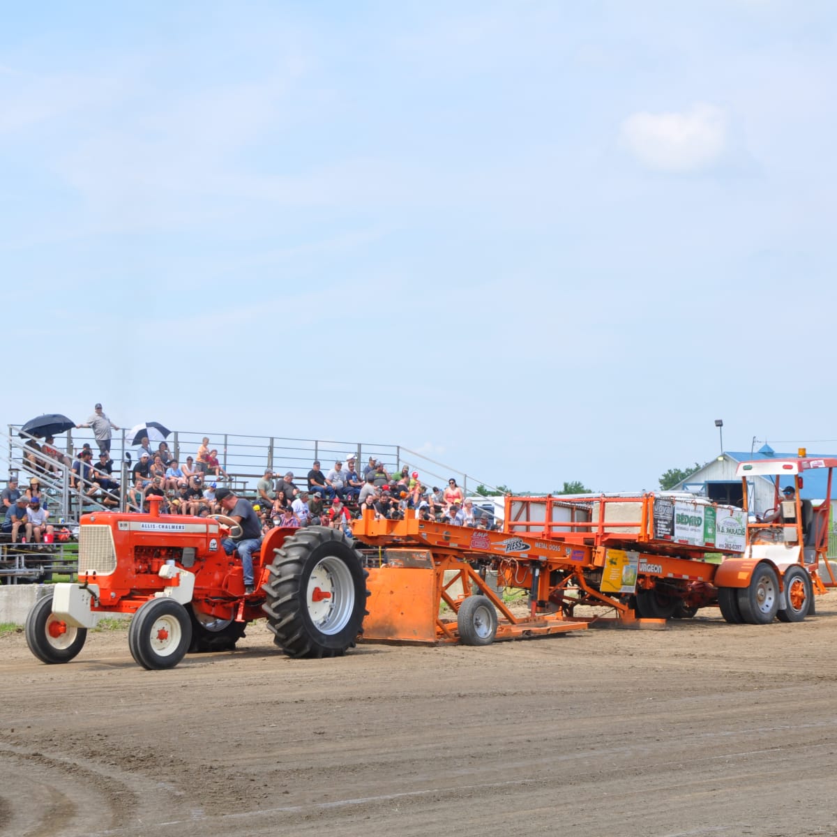 Foule qui regarde la tire de tracteur à l'expo agricole Calixa-Lavallée