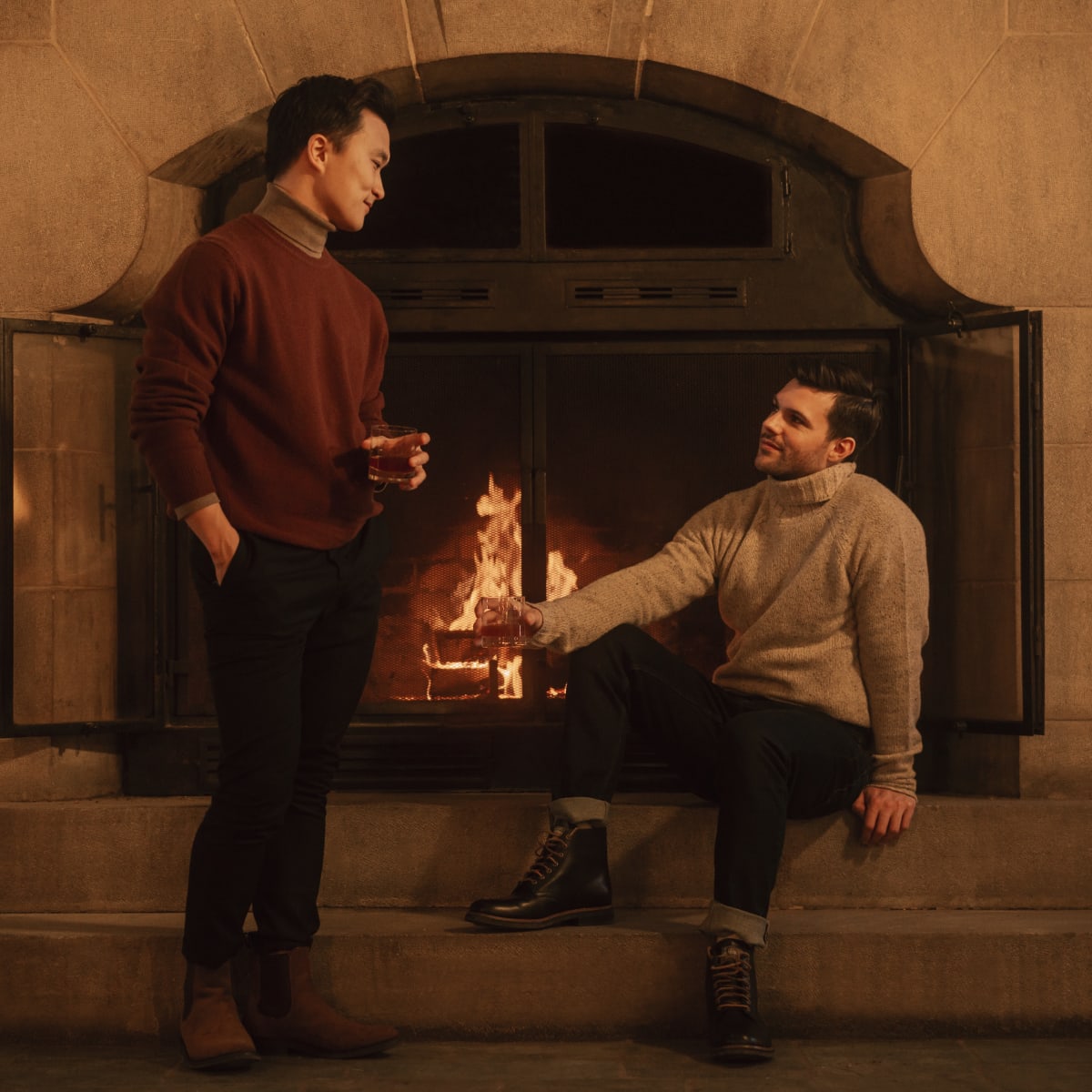 Deux hommes devant le grand foyer du Fairmont Le Château Montebello.