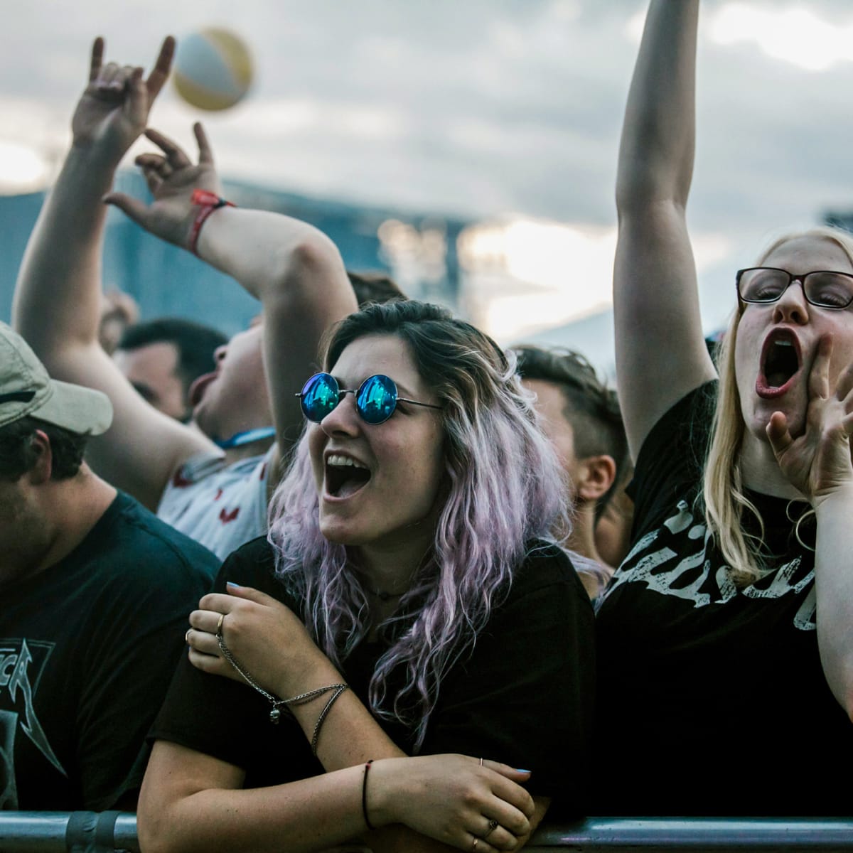 Jeune femme souriante dans la foule d'un festival.