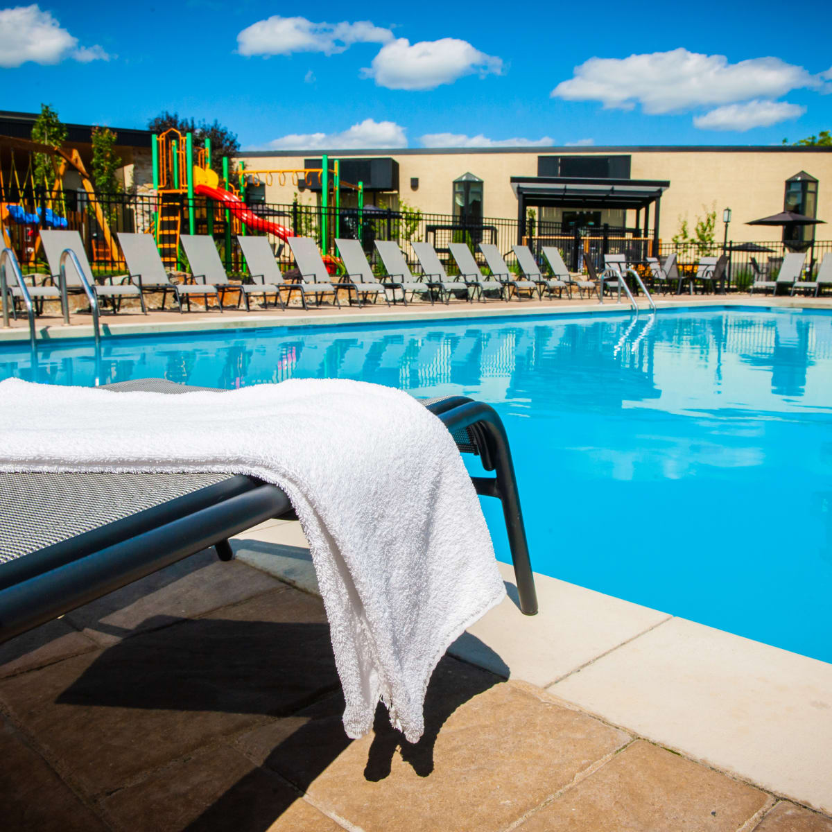 La piscine extérieure entourée de chaises longues à l'Hôtel Castel.