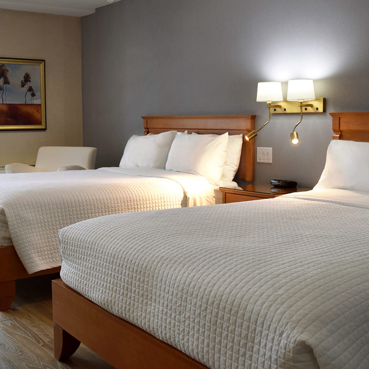 Chambre avec deux grands lits à l'Hôtel Castel.
