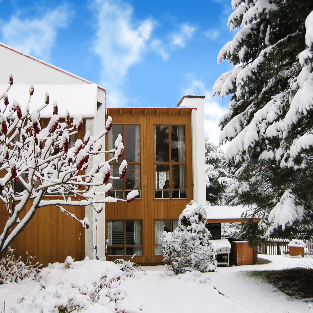 Extérieur de l’Hôtel Chéribourg sous la neige