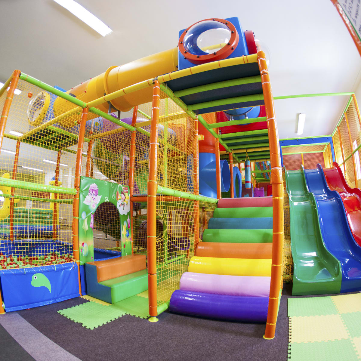 Structure colorée de jeux pour enfants