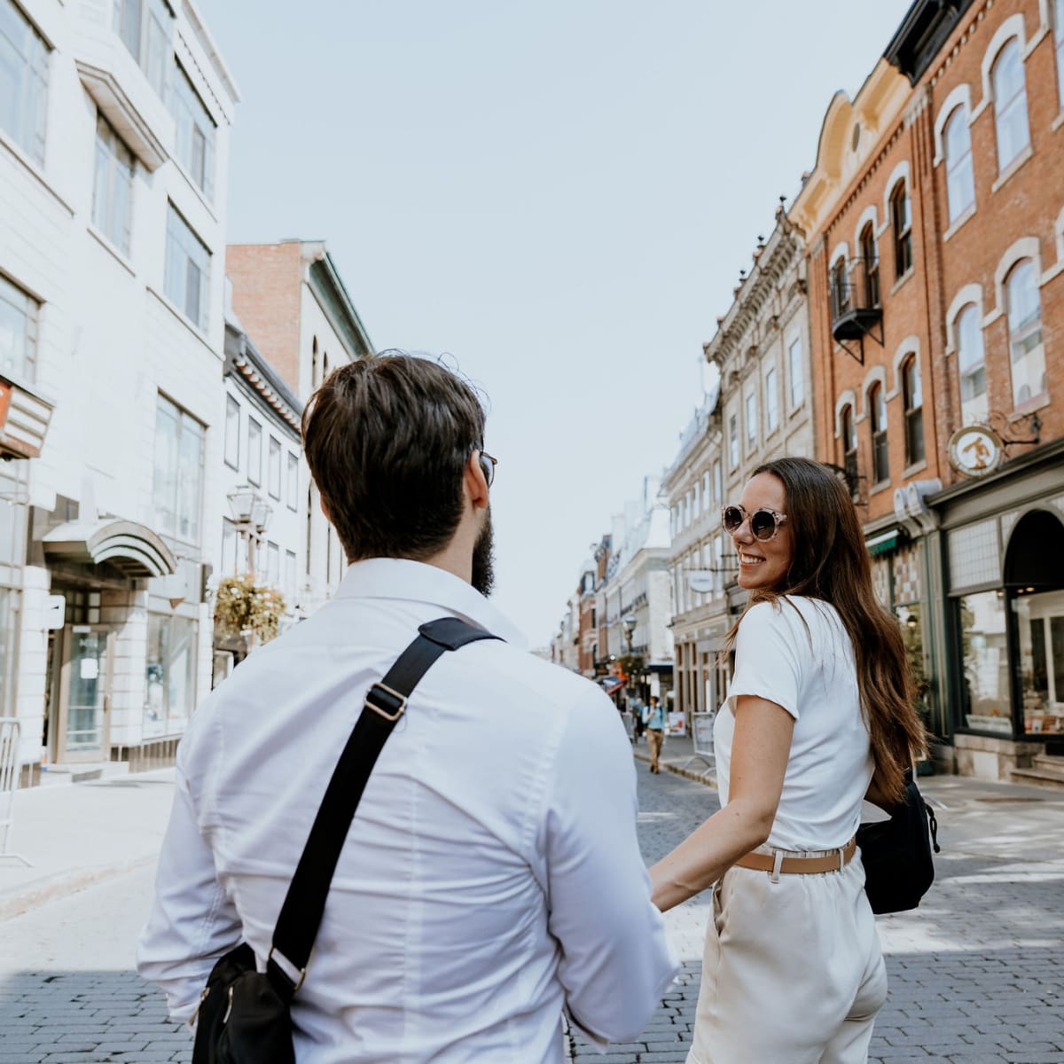 Couple walking down a street in Québec City.