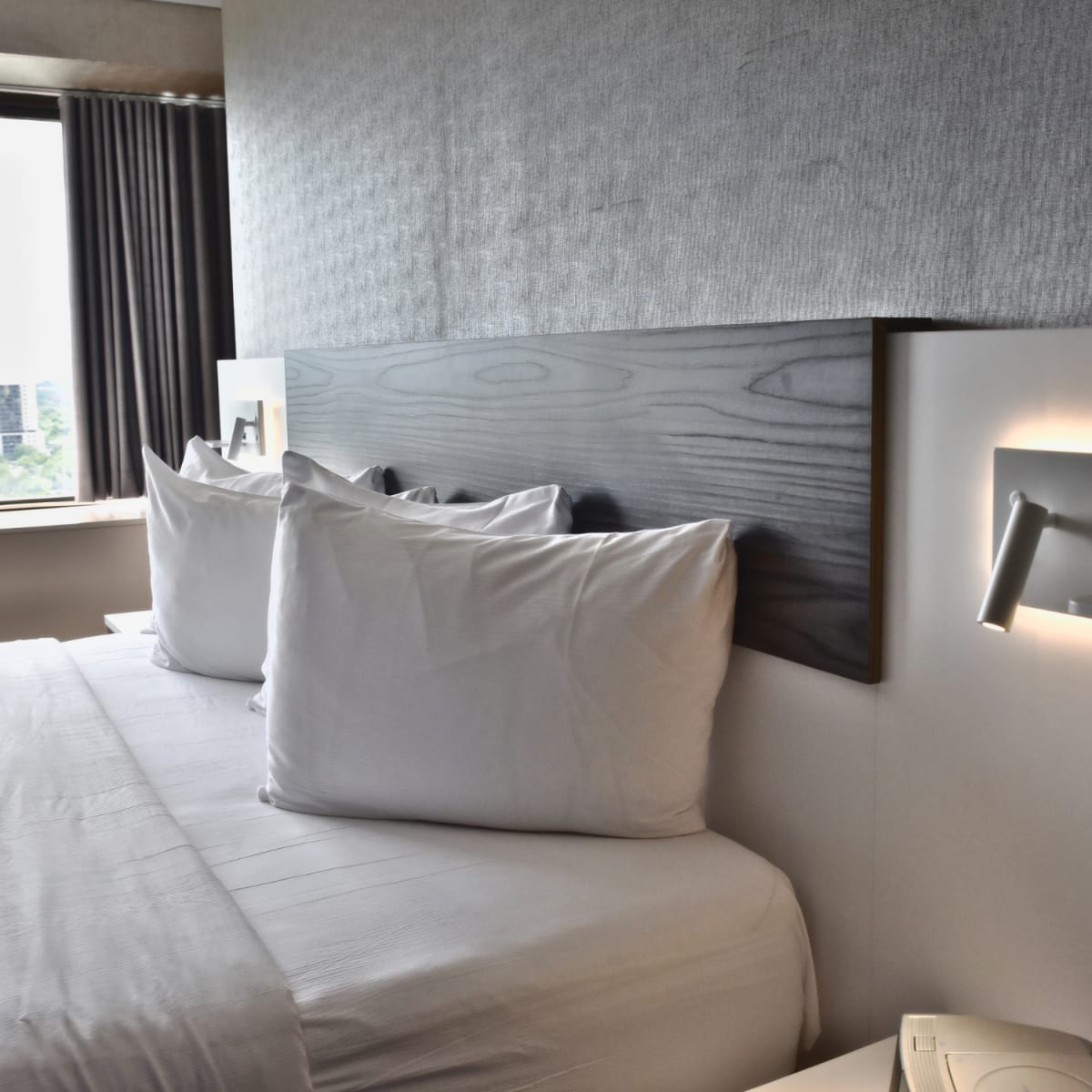 Chambre à l'Hôtel Le Concorde avec un lit double.